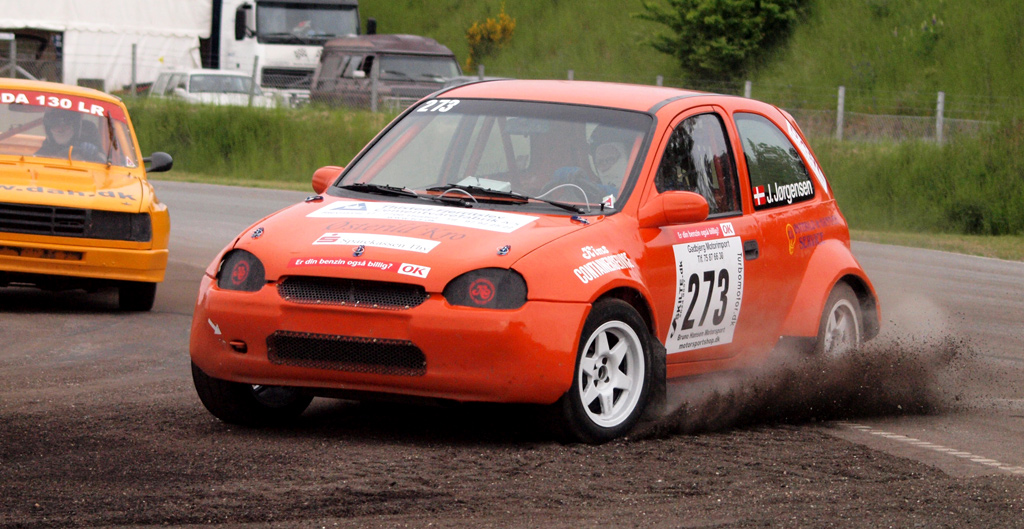 Jan Jørgensen går til NEZ-makronerne i sin Opel Corsa.
(Foto: Åge Keseler Kirketerp)